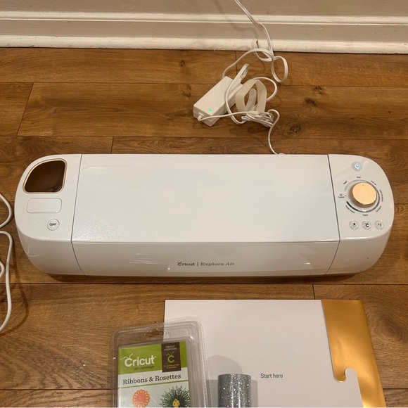 Cricut Explore Air with case, starter cutting set and more - Picture 9 of 16